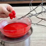 Una vela y una rama del árbol: en unos segundos se crea algo único