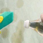 Cómo quitar las manchas de aceite de tu mantel: Este ingrediente lo absorbe todo