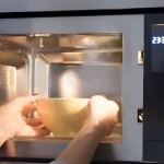 Ponga 1 tazón con agua y bicarbonato de sodio en el microondas; soluciona este problema