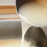 No tires el agua de la cocción del arroz por el fregadero, por eso lo estás haciendo mal.