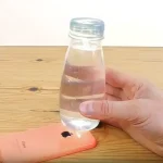 Pon 1 botella de agua en el teléfono, lo que sucede después es inesperado
