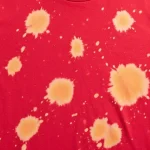 Bleach stains on clothes, don’t throw them away: solve them this way
