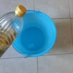 Vierta un poco de vinagre en el balde de agua, porque las caseras siempre hacen eso.