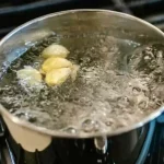 Boil 5 cloves of garlic in a pan: this solves a well-known problem