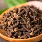 a Natural Insect Repellent with Vinegar and Cloves